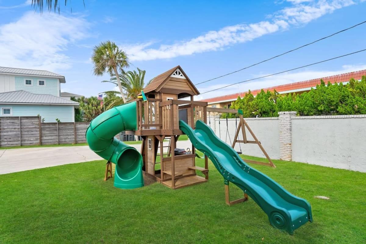 Holiday home Paradise Packs A Punch! Beachside With Heated Pool, Outdoor Lounge, Steps From Access *