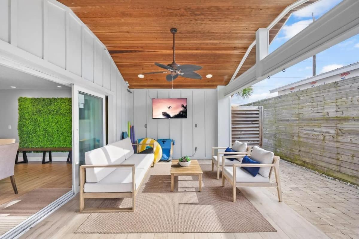 Paradise Packs A Punch! Beachside With Heated Pool, Outdoor Lounge, Steps From Access Holiday home