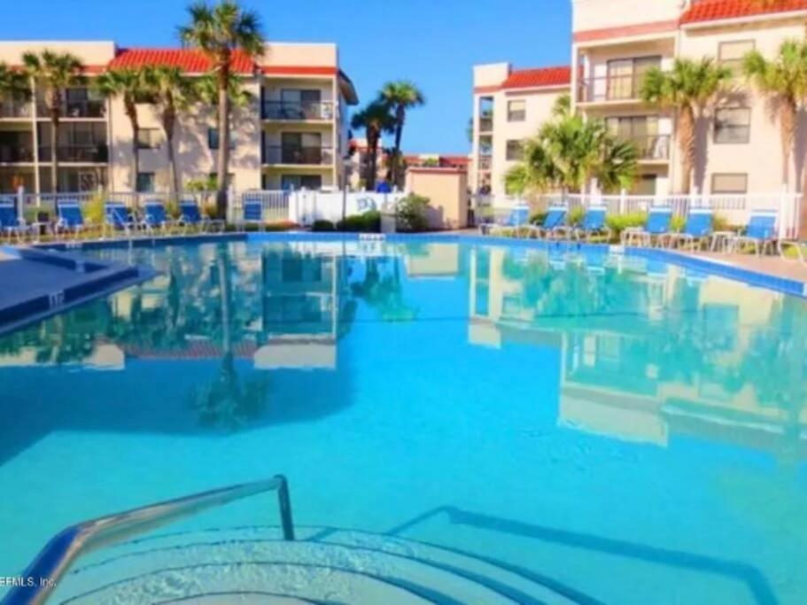 Side Complex B23 1 Bed 1 Bath W/heated Pool Apartment