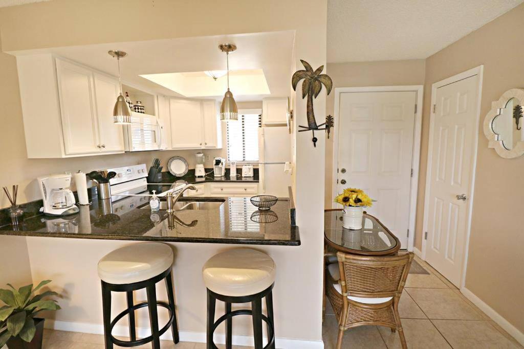 Side Complex B23 1 Bed 1 Bath W/heated Pool *
