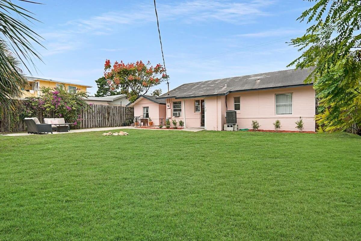 Pink House Prime Location Walk To Downtown Dogs Ok Holiday home