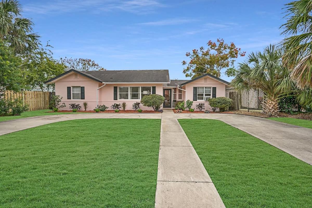 Pink House Prime Location Walk To Downtown Dogs Ok Holiday home