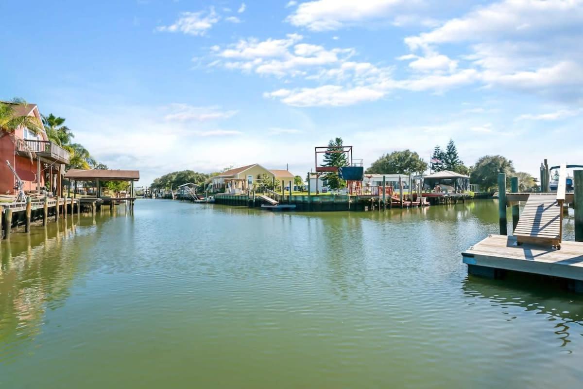 Canal Front Home! Walk To Beach, Porch, Fishing Holiday home
