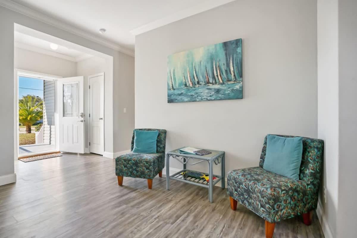 Canal Front Home! Walk To Beach, Porch, Fishing Holiday home
