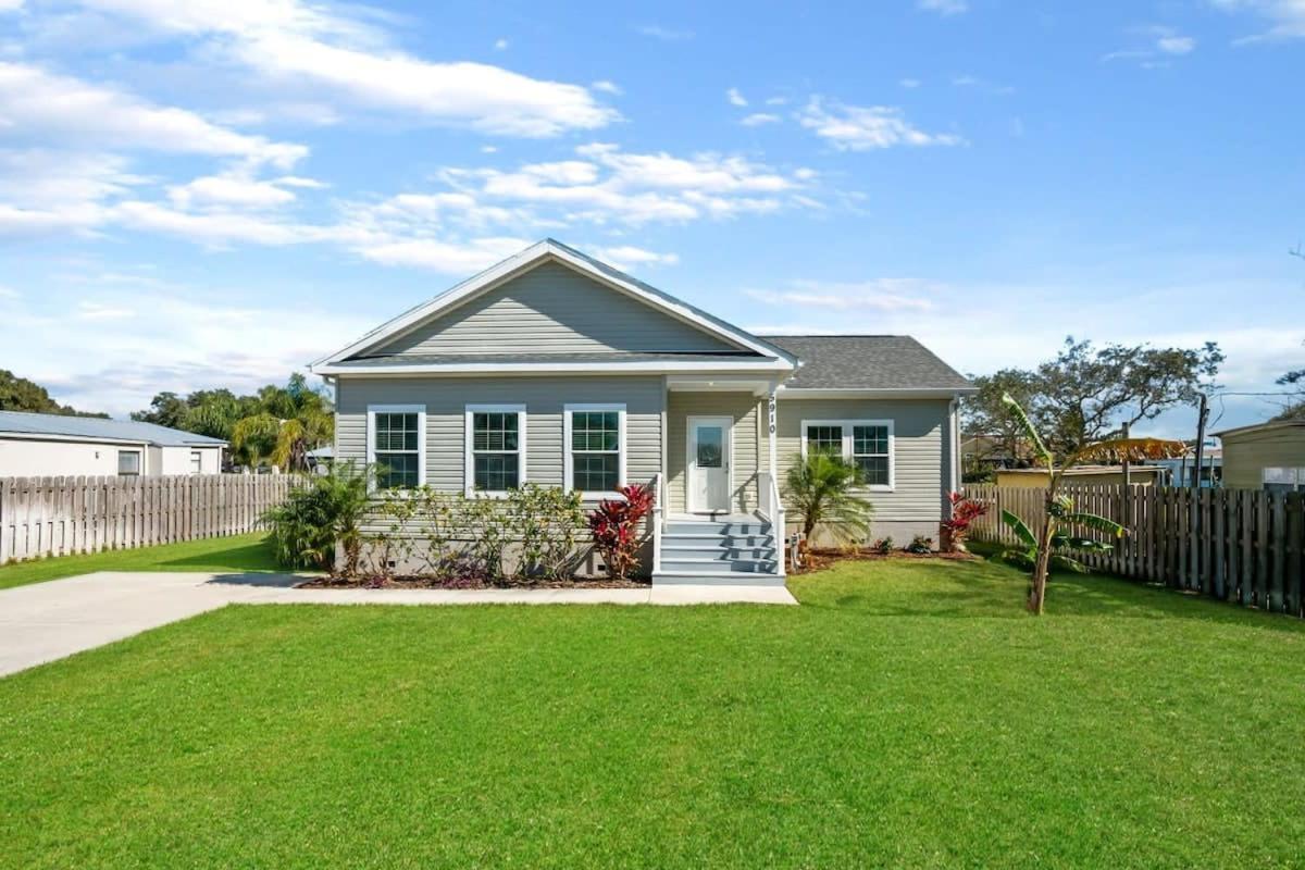 Holiday home Canal Front Home! Walk To Beach, Porch, Fishing *