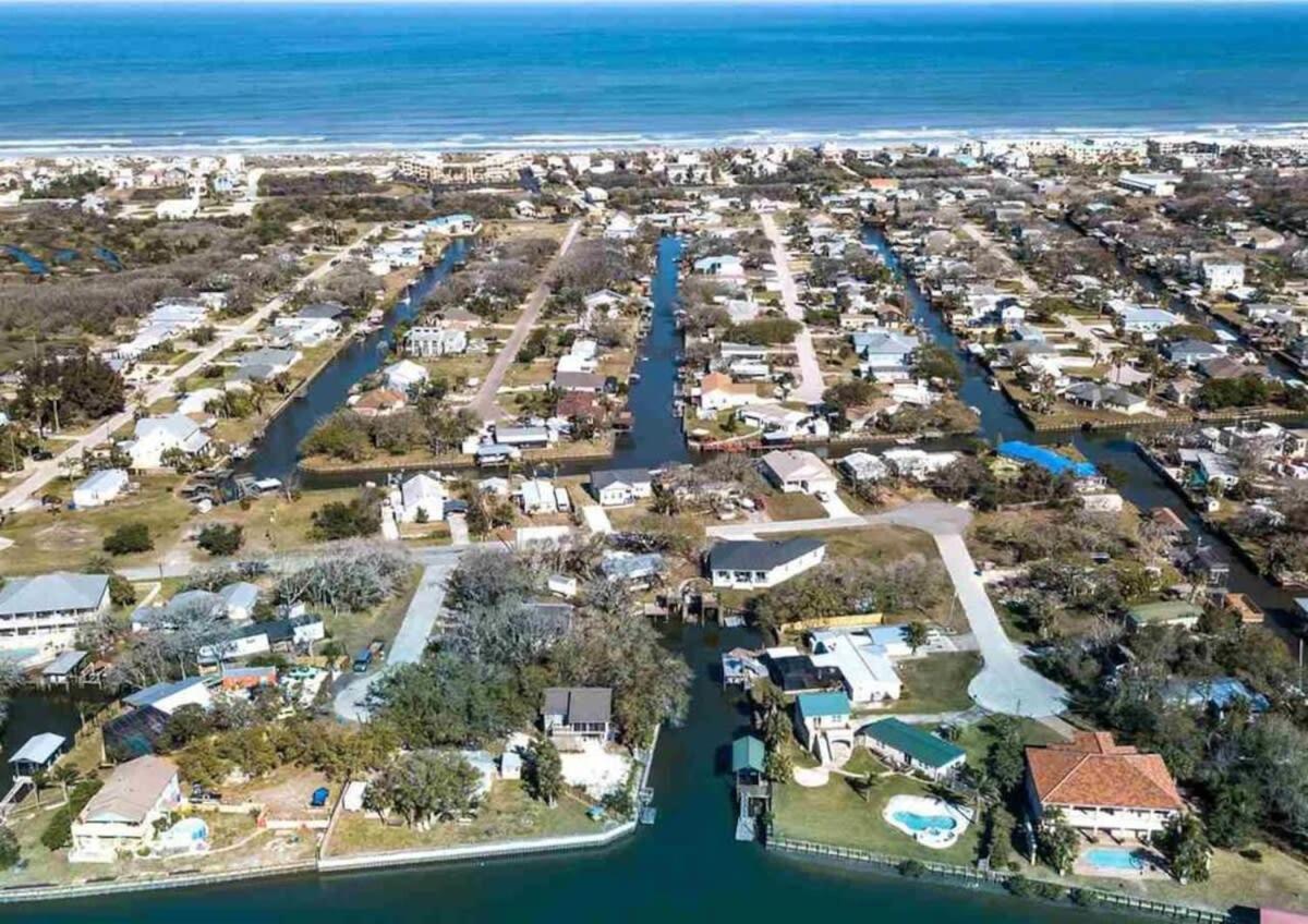 Canal Front Home! Walk To Beach, Porch, Fishing Holiday home *