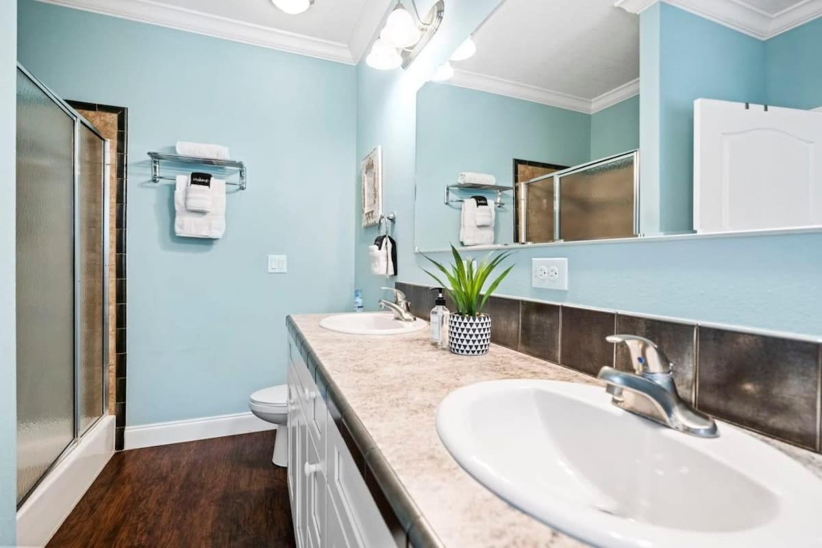 Holiday home Sparkling Blue Pool Home! Walk To Beach, Publix