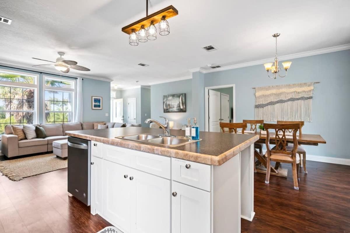 Sparkling Blue Pool Home! Walk To Beach, Publix *