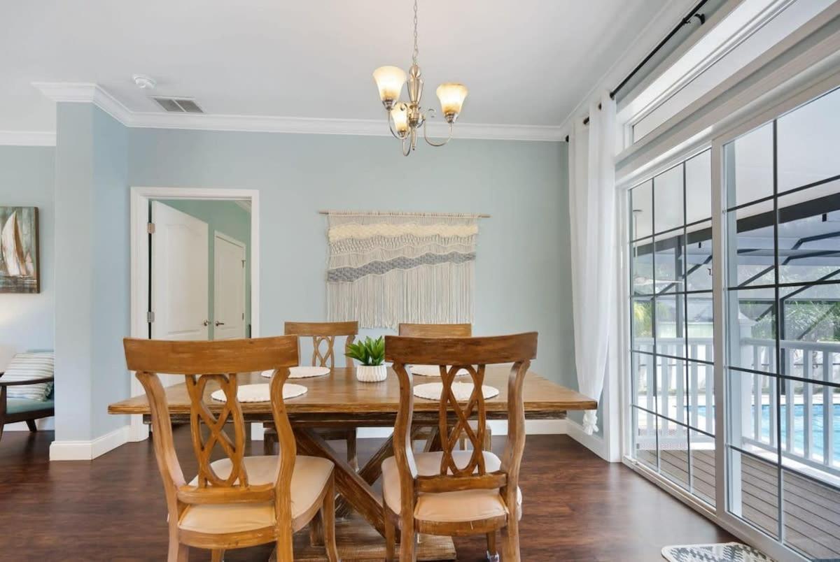 Sparkling Blue Pool Home! Walk To Beach, Publix Holiday home *