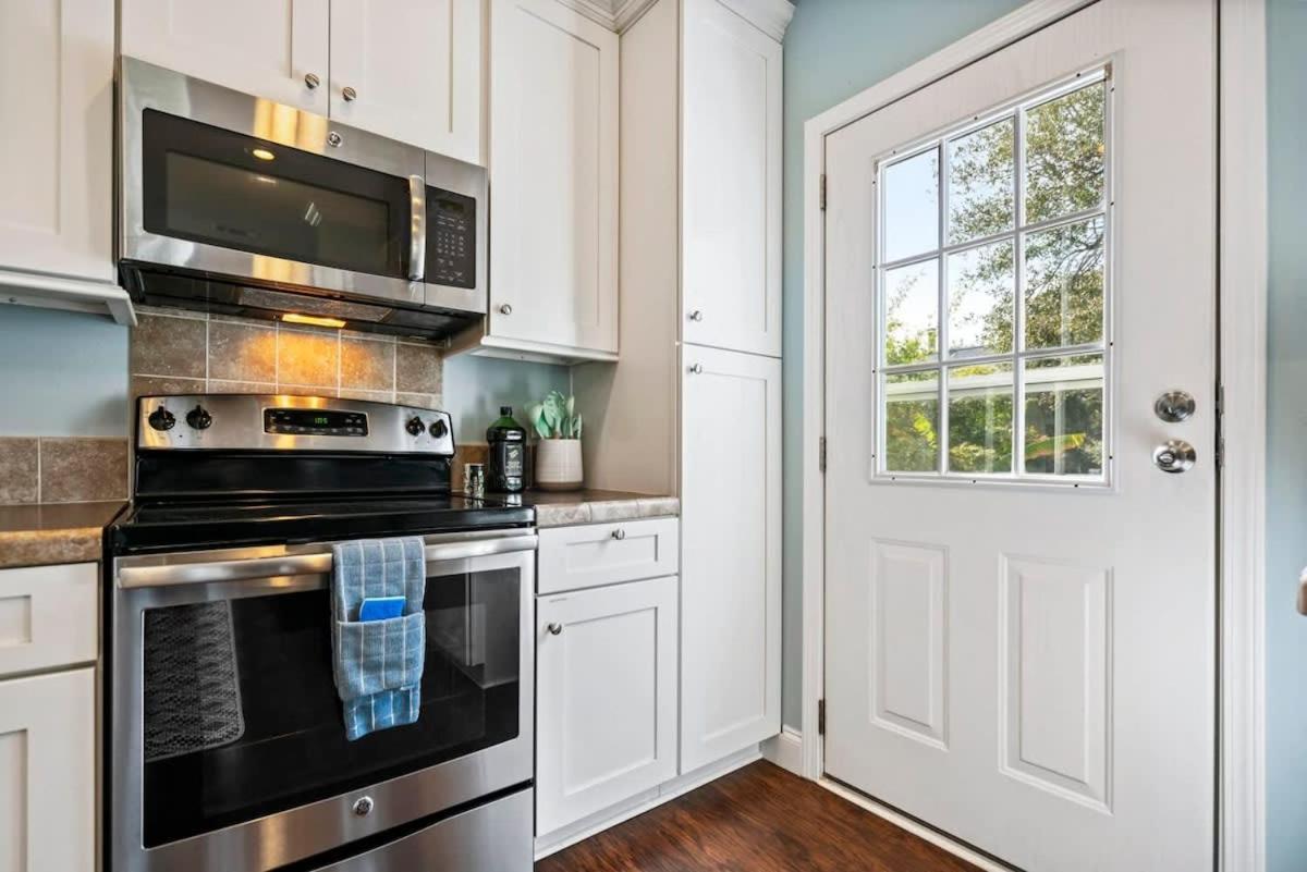 Sparkling Blue Pool Home! Walk To Beach, Publix Holiday home