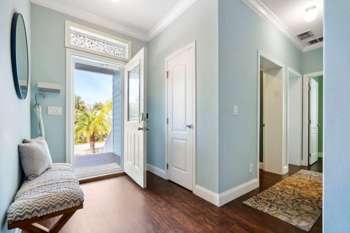 Sparkling Blue Pool Home! Walk To Beach, Publix Holiday home