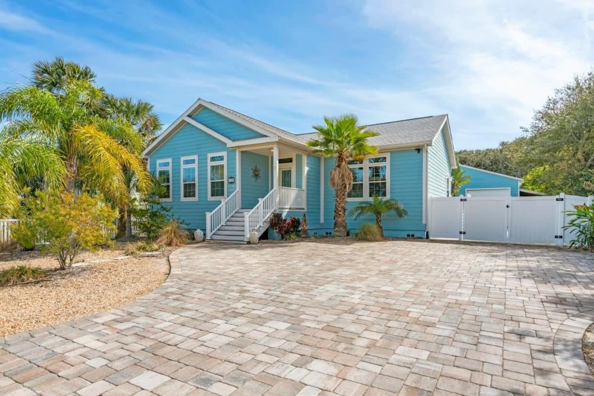 Holiday home Sparkling Blue Pool Home! Walk To Beach, Publix *