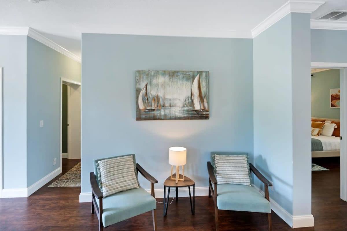 Sparkling Blue Pool Home! Walk To Beach, Publix Holiday home *