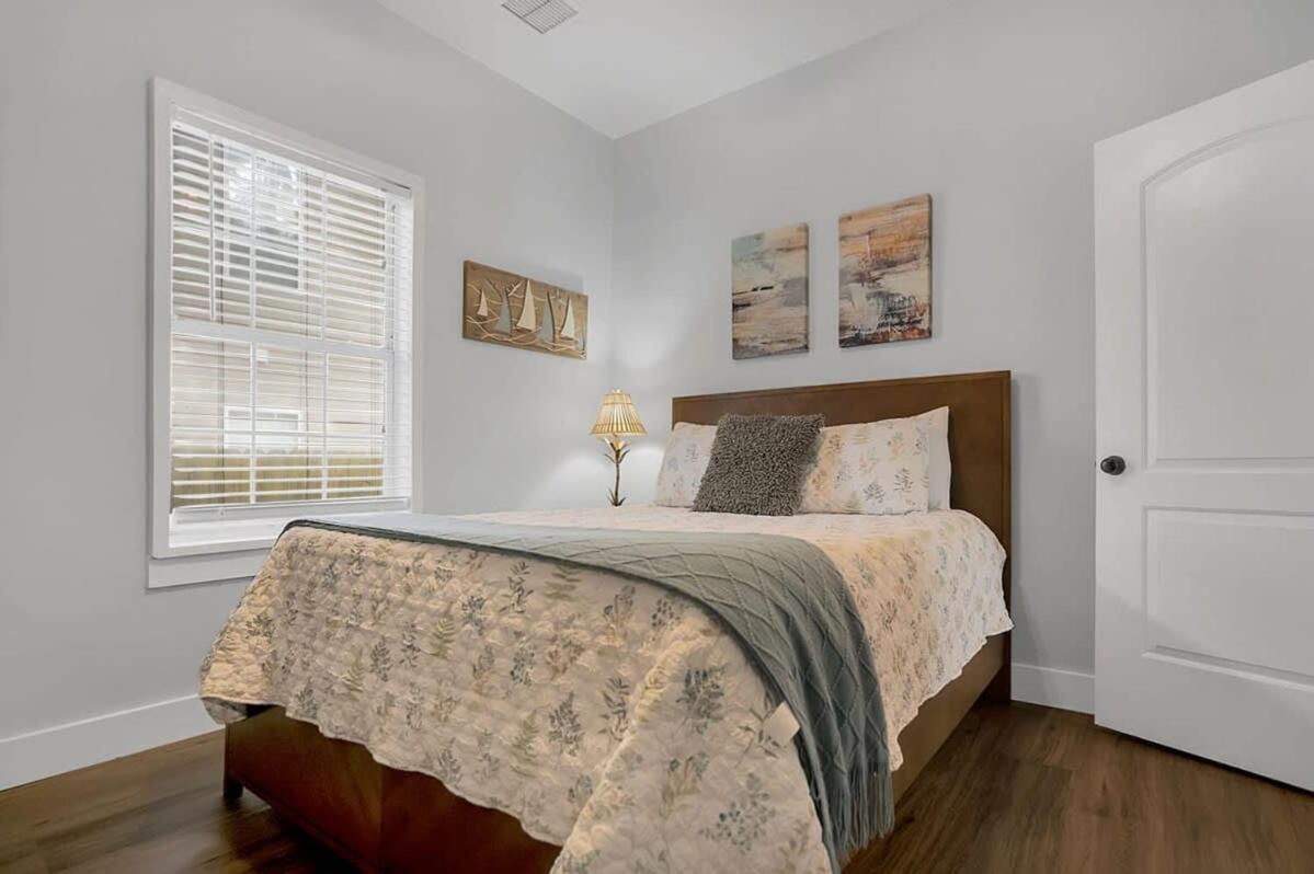 Charming W Pool, Walkable To Downtown Holiday home *