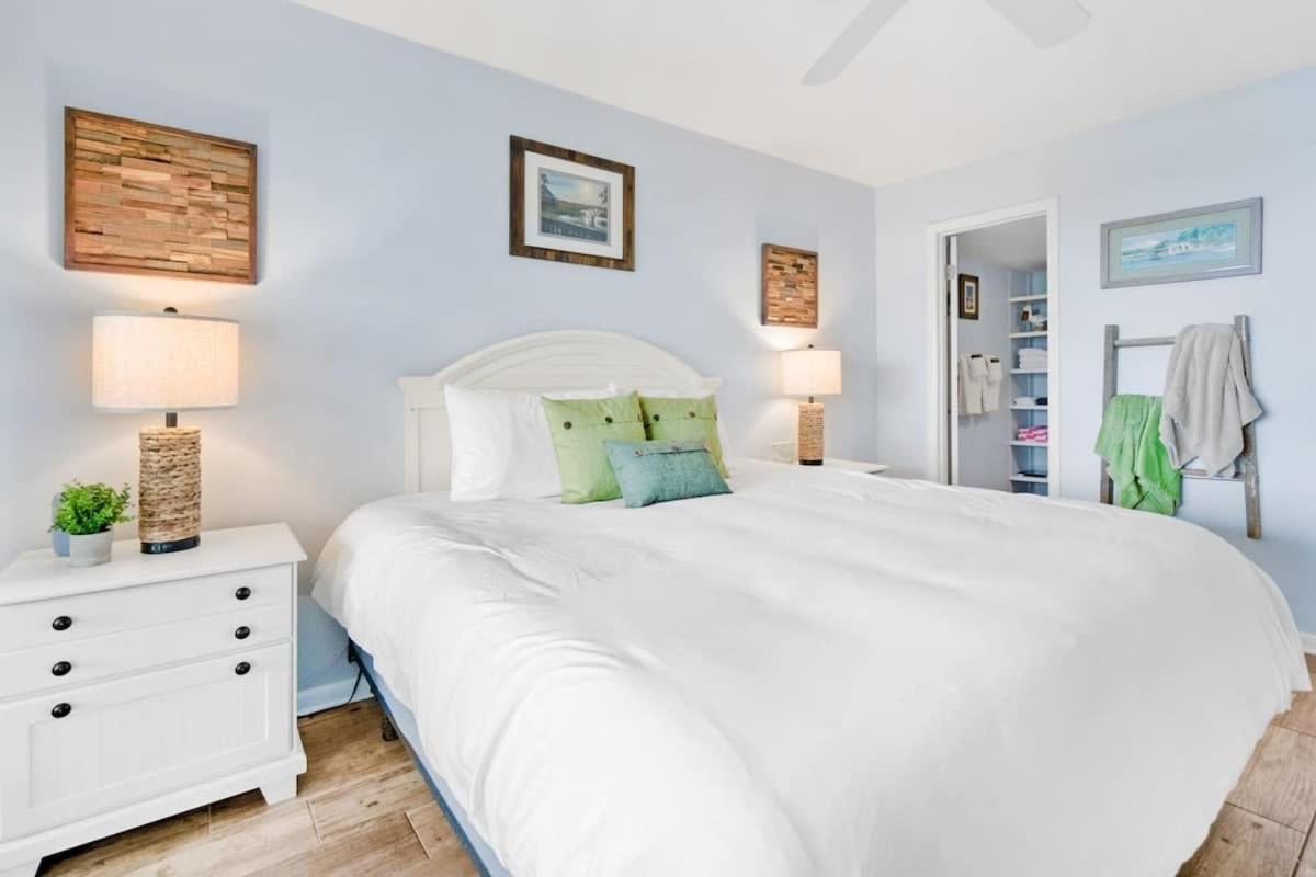 Stunning Ocean Views, Huge Patio, Heated Pool And Amenities! Holiday home *