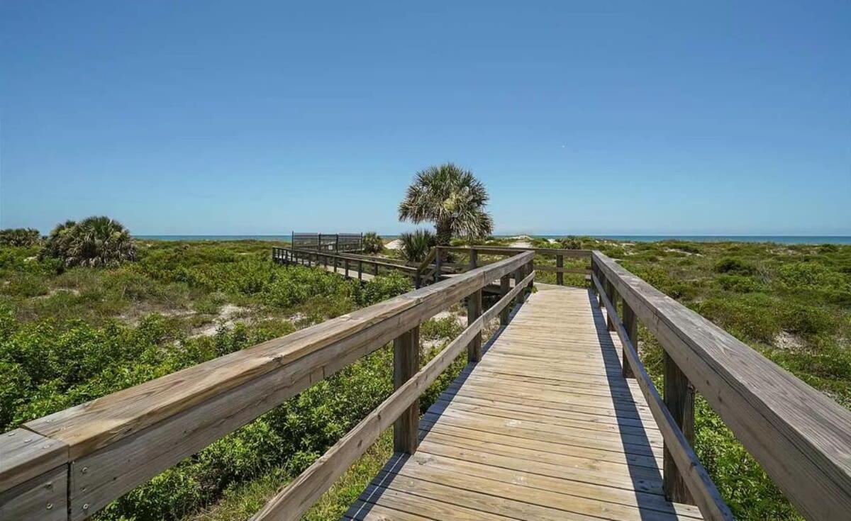 Stunning Ocean Views, Huge Patio, Heated Pool And Amenities! Holiday home