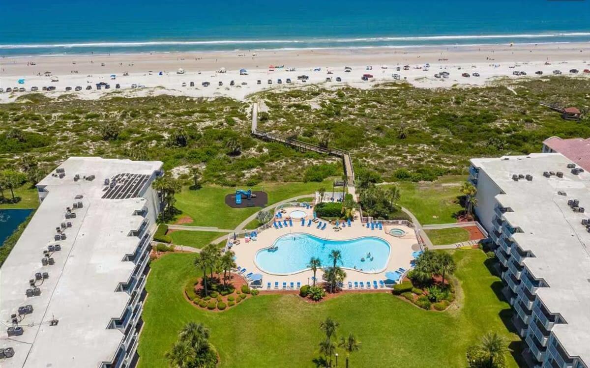 Stunning Ocean Views, Huge Patio, Heated Pool And Amenities! *