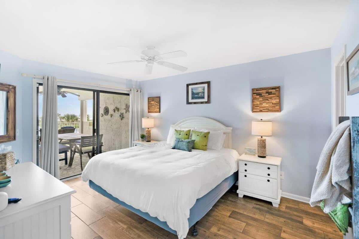 Stunning Ocean Views, Huge Patio, Heated Pool And Amenities! Holiday home