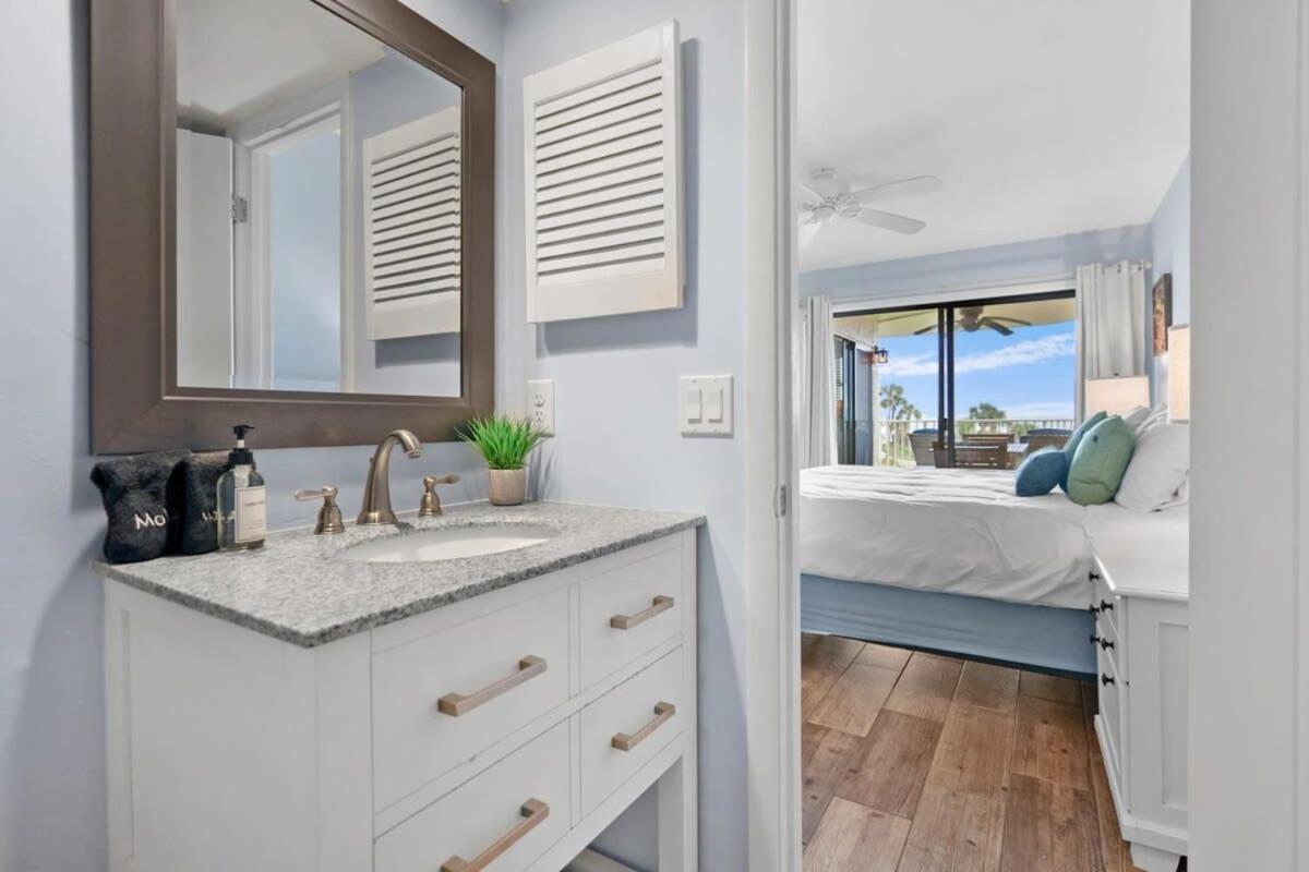 Stunning Ocean Views, Huge Patio, Heated Pool And Amenities! *