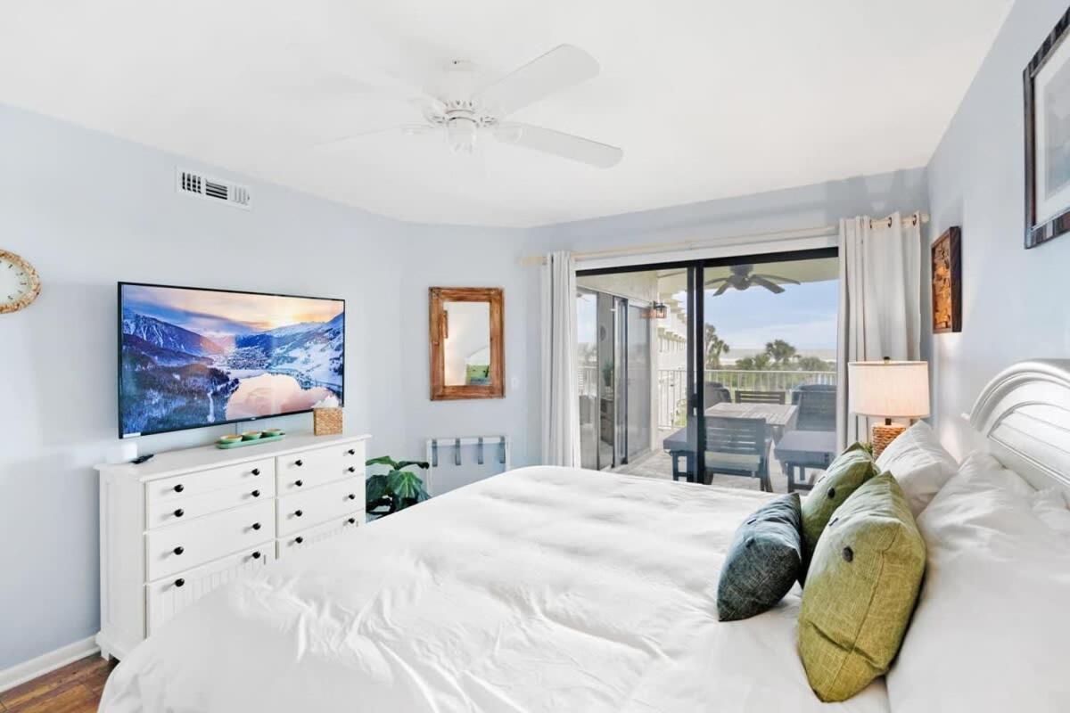 Holiday home Stunning Ocean Views, Huge Patio, Heated Pool And Amenities!