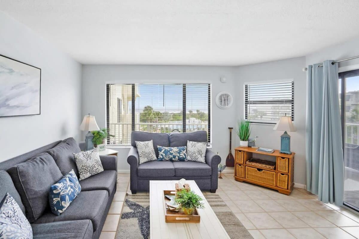 Stunning Ocean Views, Huge Patio, Heated Pool And Amenities! Holiday home
