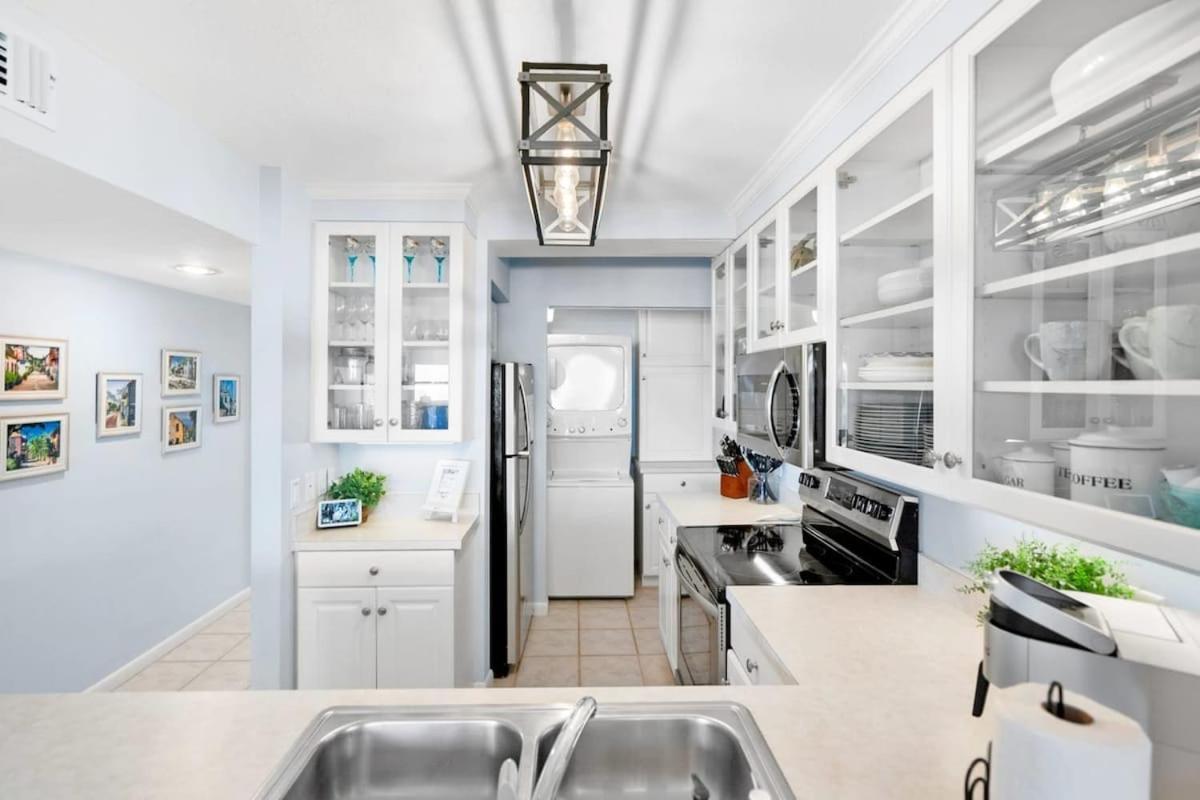 Holiday home Stunning Ocean Views, Huge Patio, Heated Pool And Amenities!