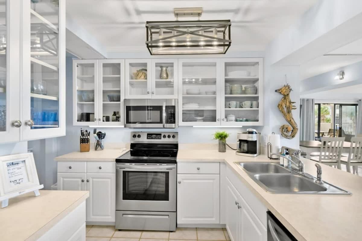 Stunning Ocean Views, Huge Patio, Heated Pool And Amenities! Holiday home