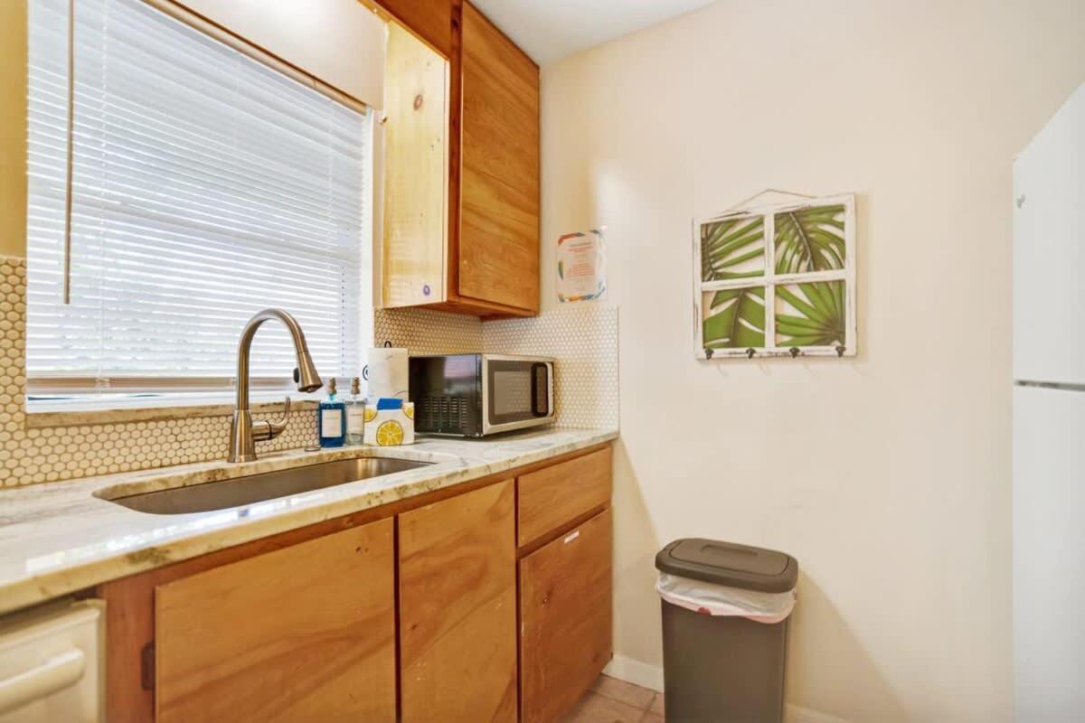 Apartment 1 Block From St Aug Beach And A Street, Boho Apt With Tropical Vibes, Patio, 3 Parking Spots St. Augustine