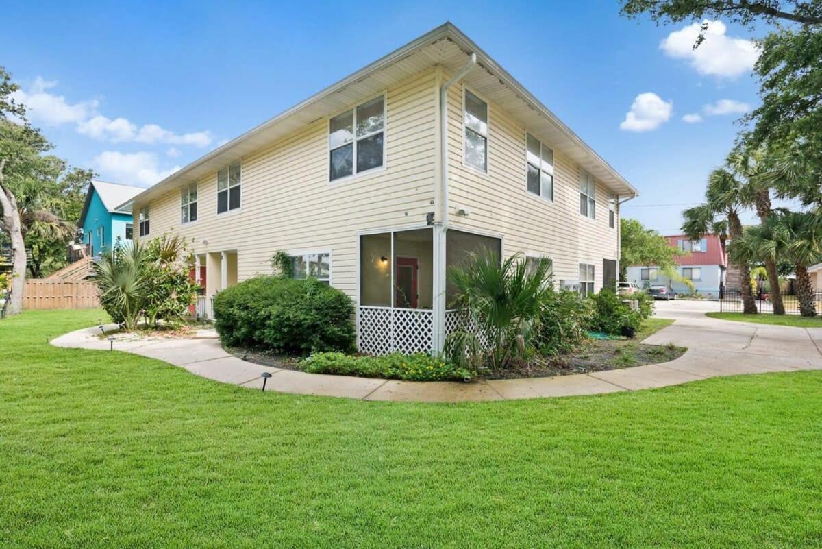 1 Block From St Aug Beach And A Street, Boho Apt With Tropical Vibes, Patio, 3 Parking Spots Apartment *