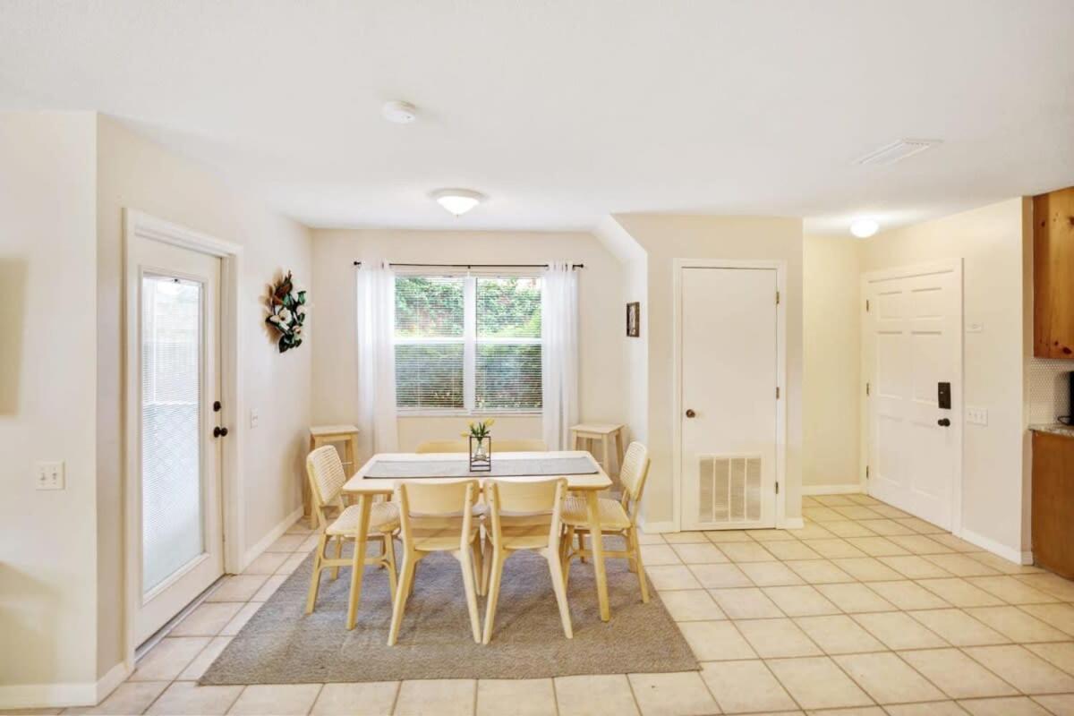 Apartment 1 Block From St Aug Beach And A Street, Boho Apt With Tropical Vibes, Patio, 3 Parking Spots St. Augustine