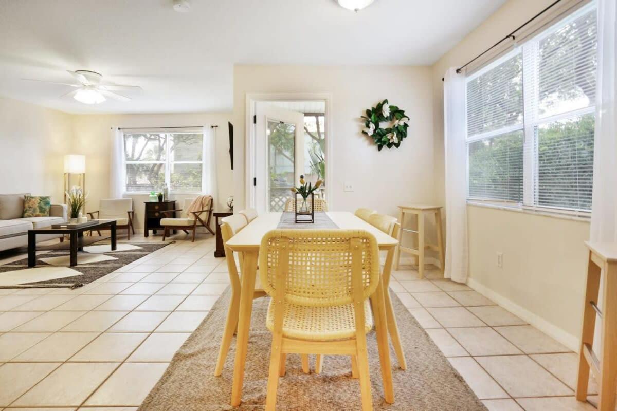1 Block From St Aug Beach And A Street, Boho Apt With Tropical Vibes, Patio, 3 Parking Spots Apartment