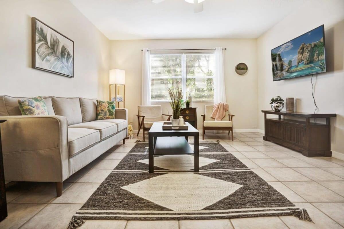 1 Block From St Aug Beach And A Street, Boho Apt With Tropical Vibes, Patio, 3 Parking Spots Apartment *