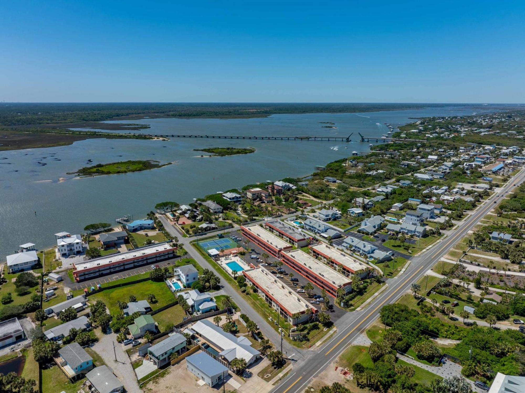Holiday home Paradise Packs A Punch! Beachside With Heated Pool, Outdoor Lounge, Steps From Access