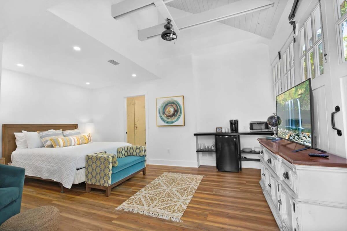 Holiday home Remodeled Historic 1800s Carriage House, The Castle Garden, Colonial Modern Mansion St. Augustine