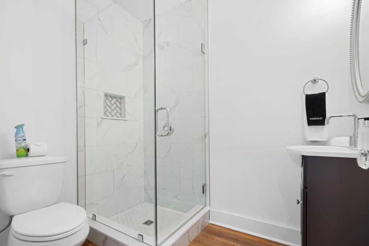 Holiday home Remodeled Historic 1800s Carriage House, The Castle Garden, Colonial Modern Mansion