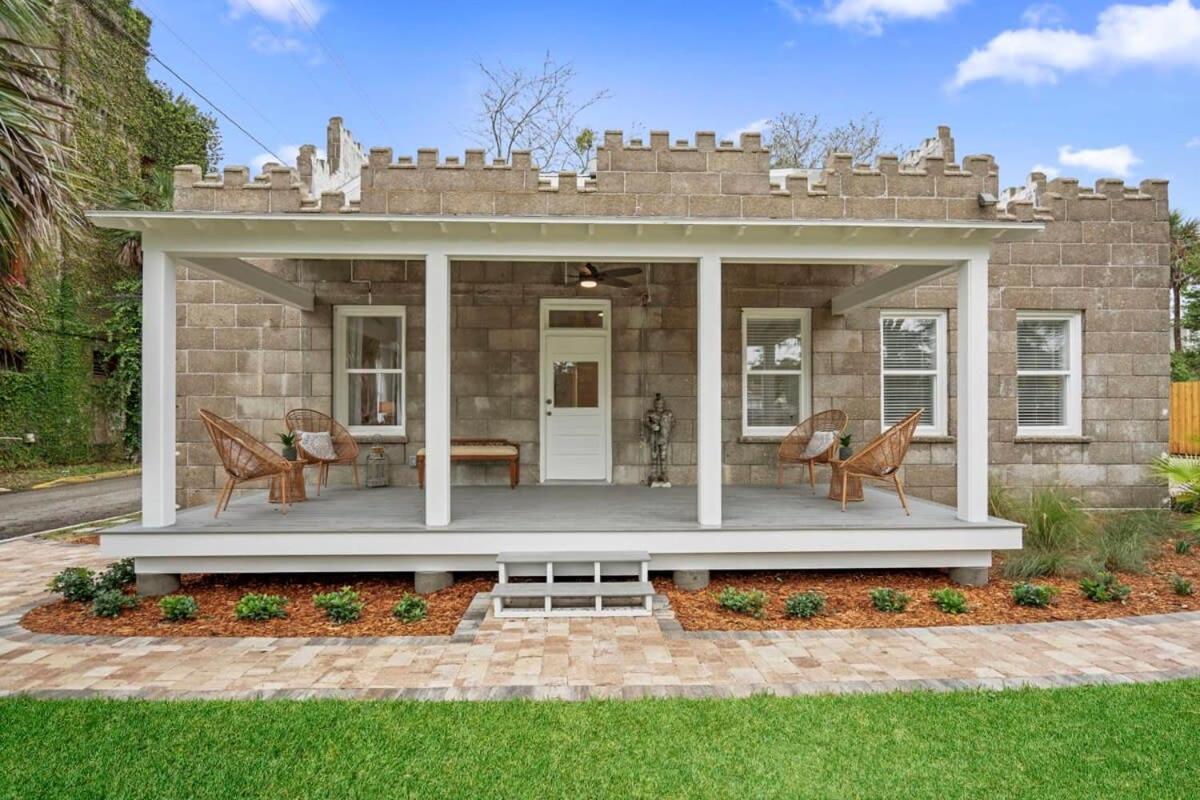 Remodeled Historic 1800s Carriage House, The Castle Garden, Colonial Modern Mansion Holiday home *