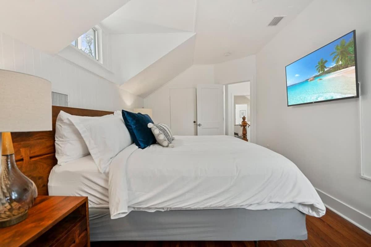 Remodeled Historic 1800s Carriage House, The Castle Garden, Colonial Modern Mansion Holiday home