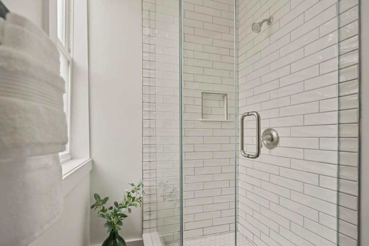 Remodeled Historic 1800s Carriage House, The Castle Garden, Colonial Modern Mansion *
