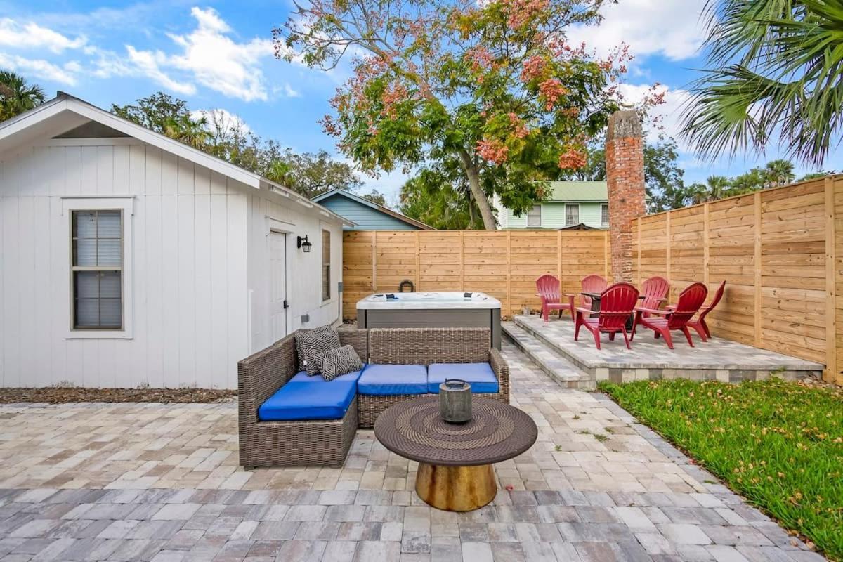 Remodeled Historic 1800s Carriage House, The Castle Garden, Colonial Modern Mansion