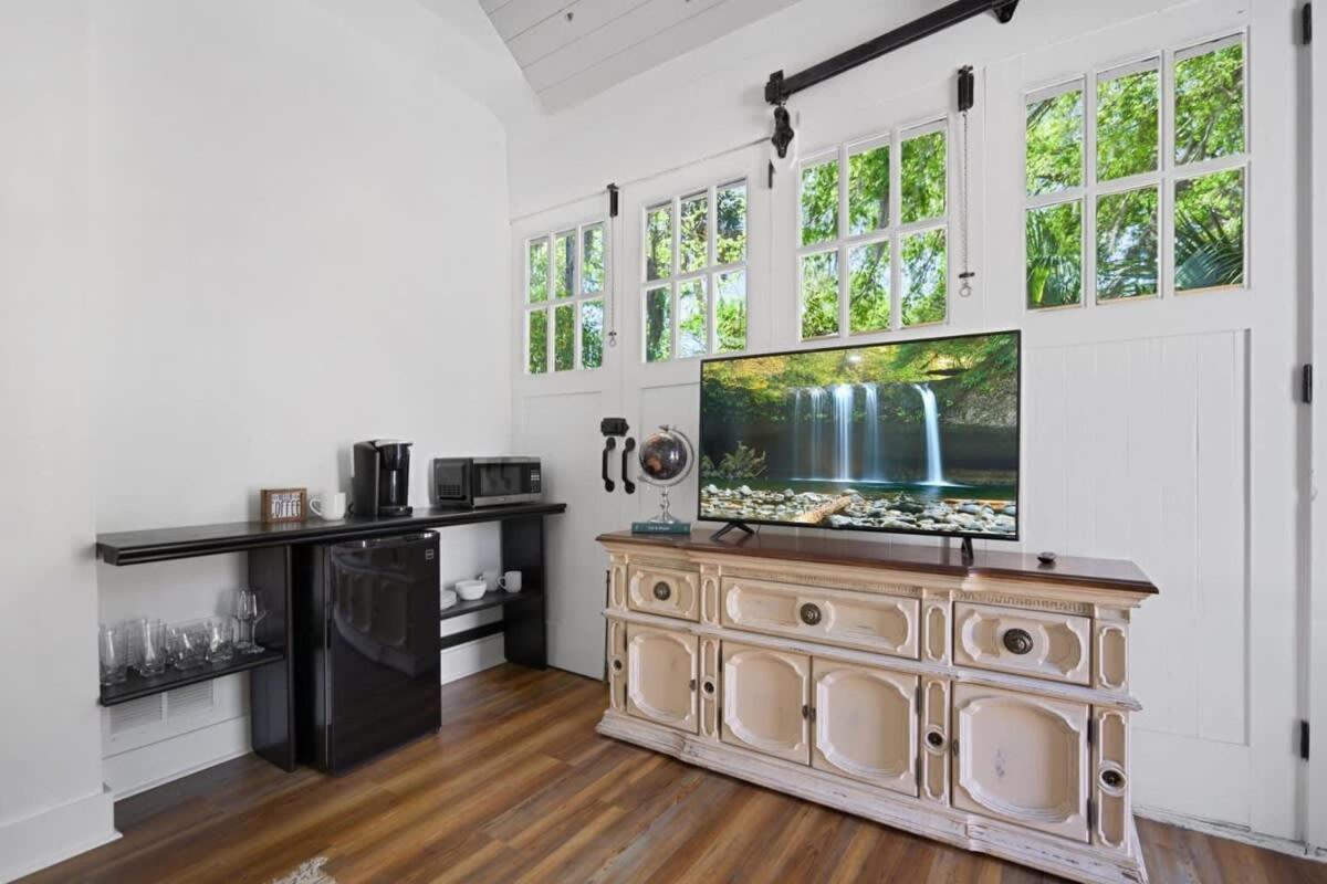 Remodeled Historic 1800s Carriage House, The Castle Garden, Colonial Modern Mansion Holiday home St. Augustine