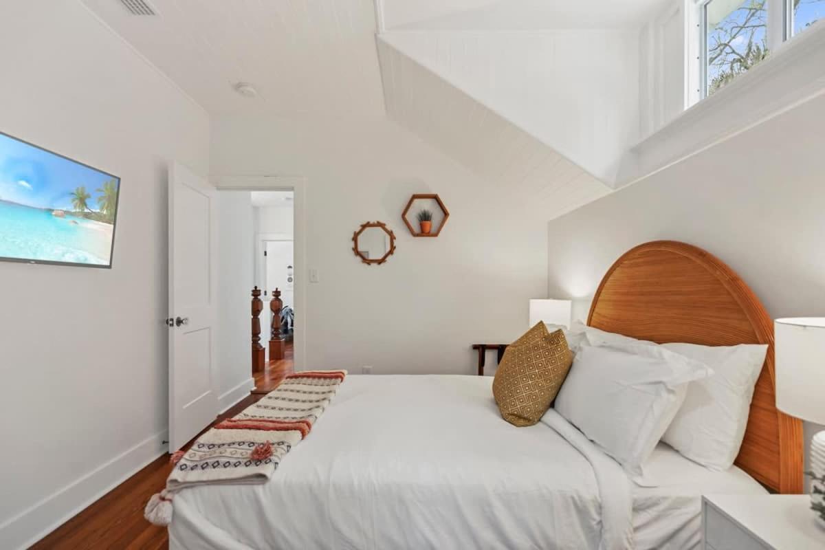 Remodeled Historic 1800s Carriage House, The Castle Garden, Colonial Modern Mansion Holiday home *