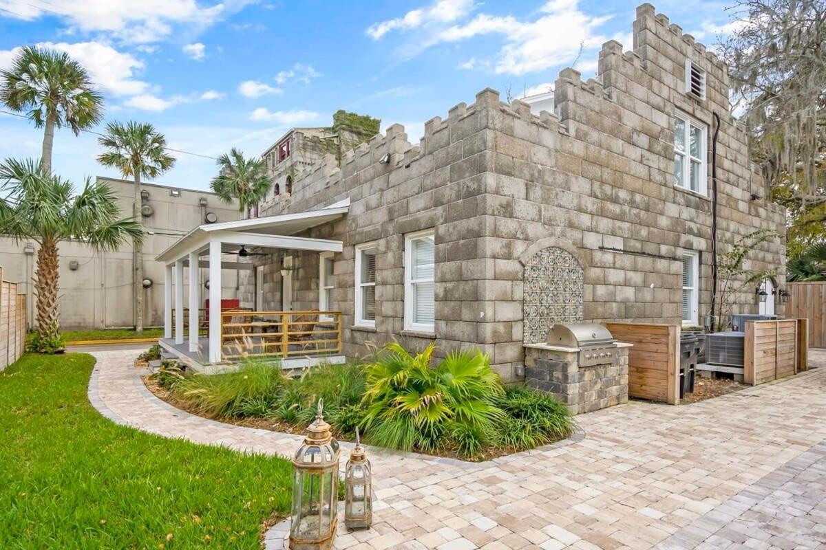 Remodeled Historic 1800s Carriage House, The Castle Garden, Colonial Modern Mansion Holiday home