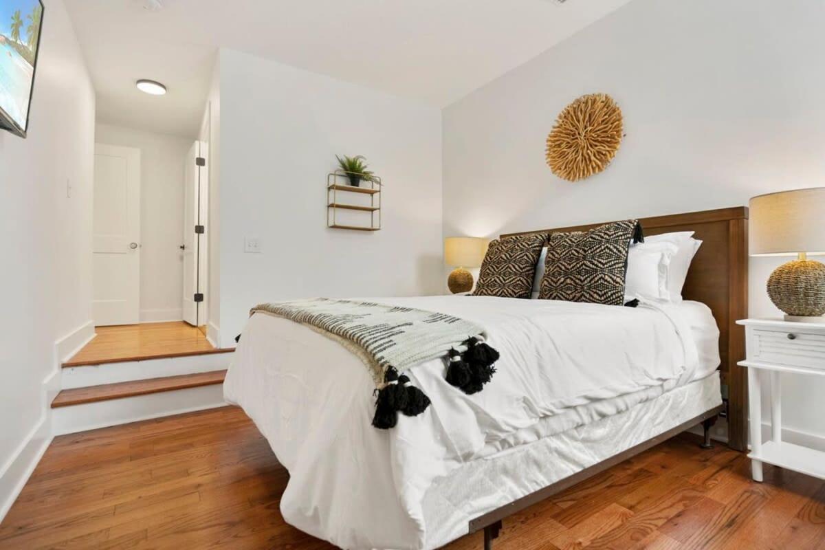 Remodeled Historic 1800s Carriage House, The Castle Garden, Colonial Modern Mansion