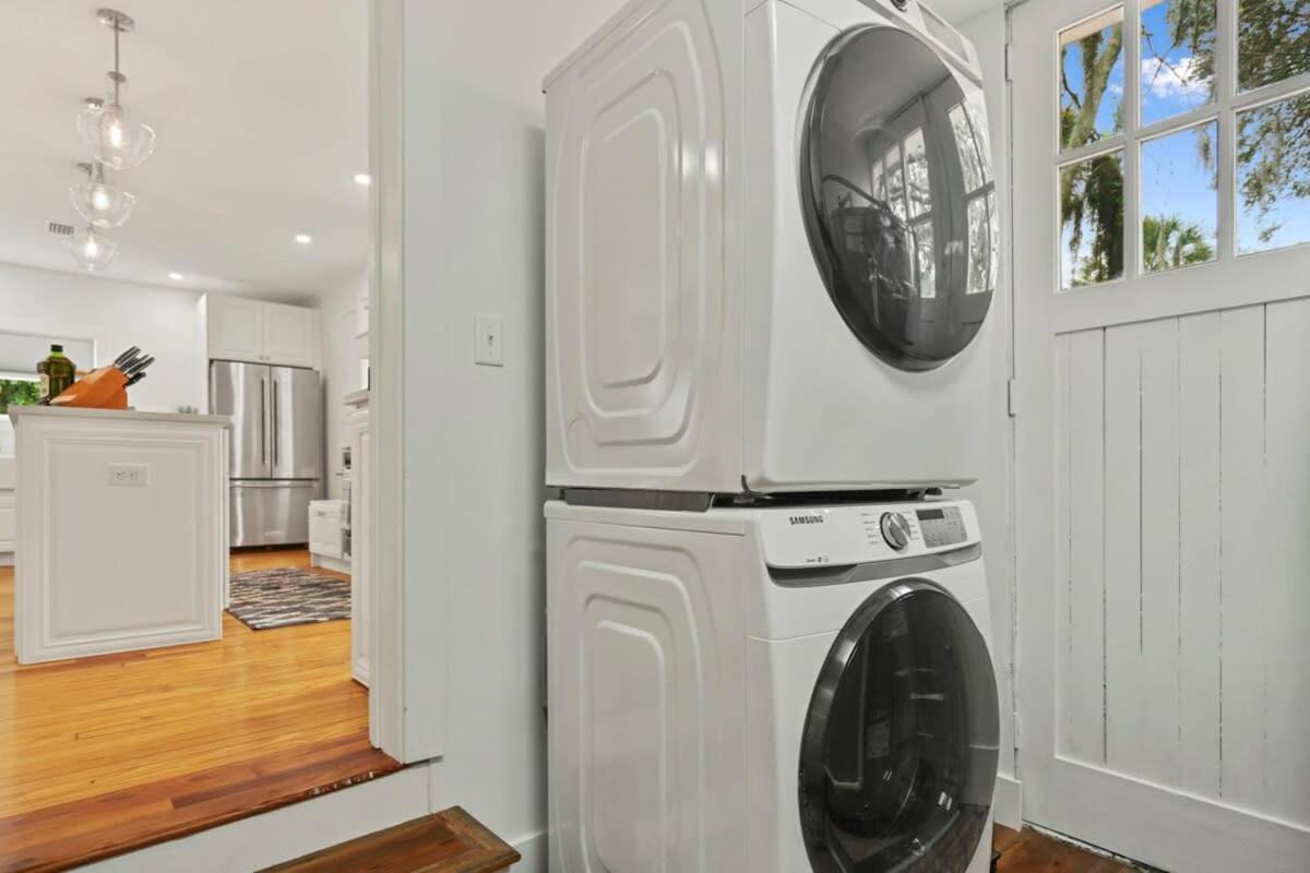 Remodeled Historic 1800s Carriage House, The Castle Garden, Colonial Modern Mansion Holiday home *