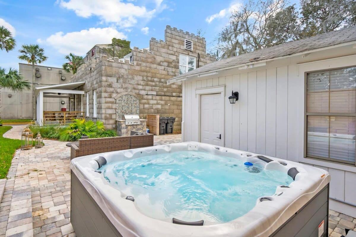 Holiday home Remodeled Historic 1800s Carriage House, The Castle Garden, Colonial Modern Mansion *