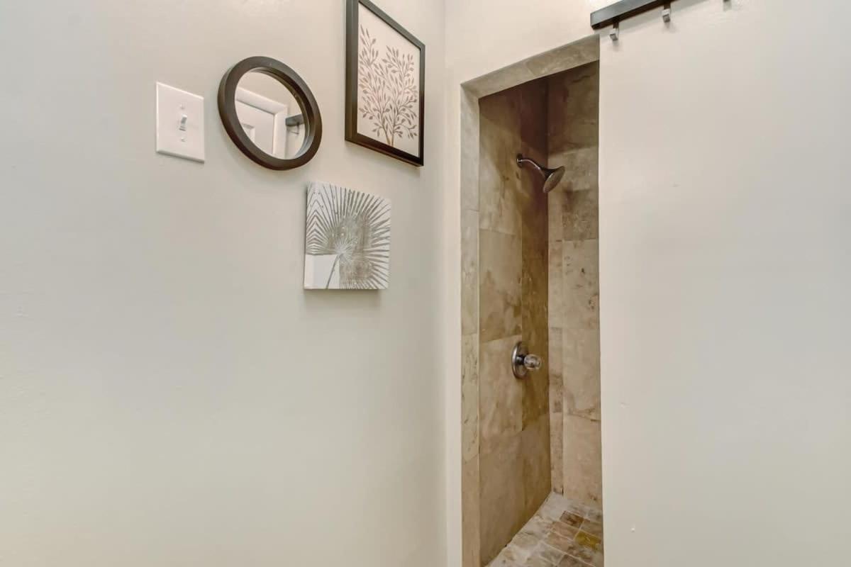 The Peachy Pearl, Private Uptown Apartment, Dog Friendly *