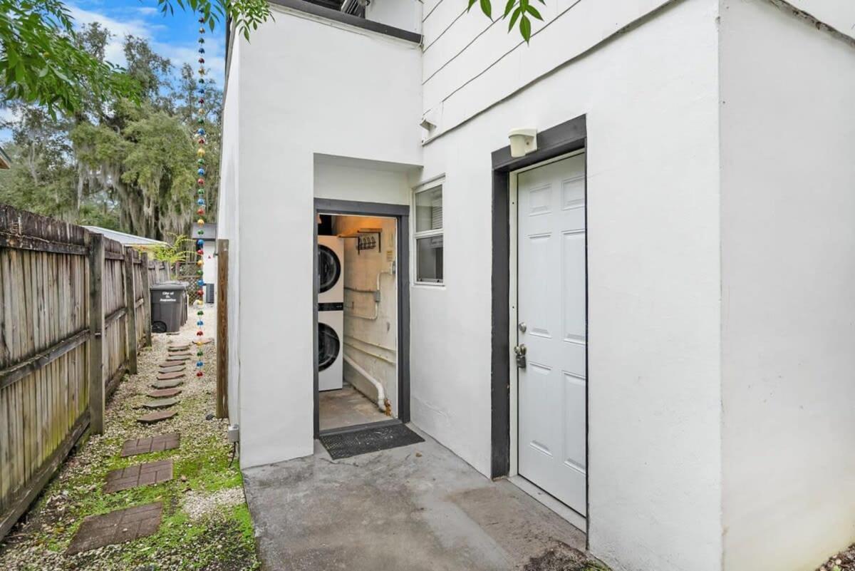 The Peachy Pearl, Private Uptown Apartment, Dog Friendly Apartment St. Augustine