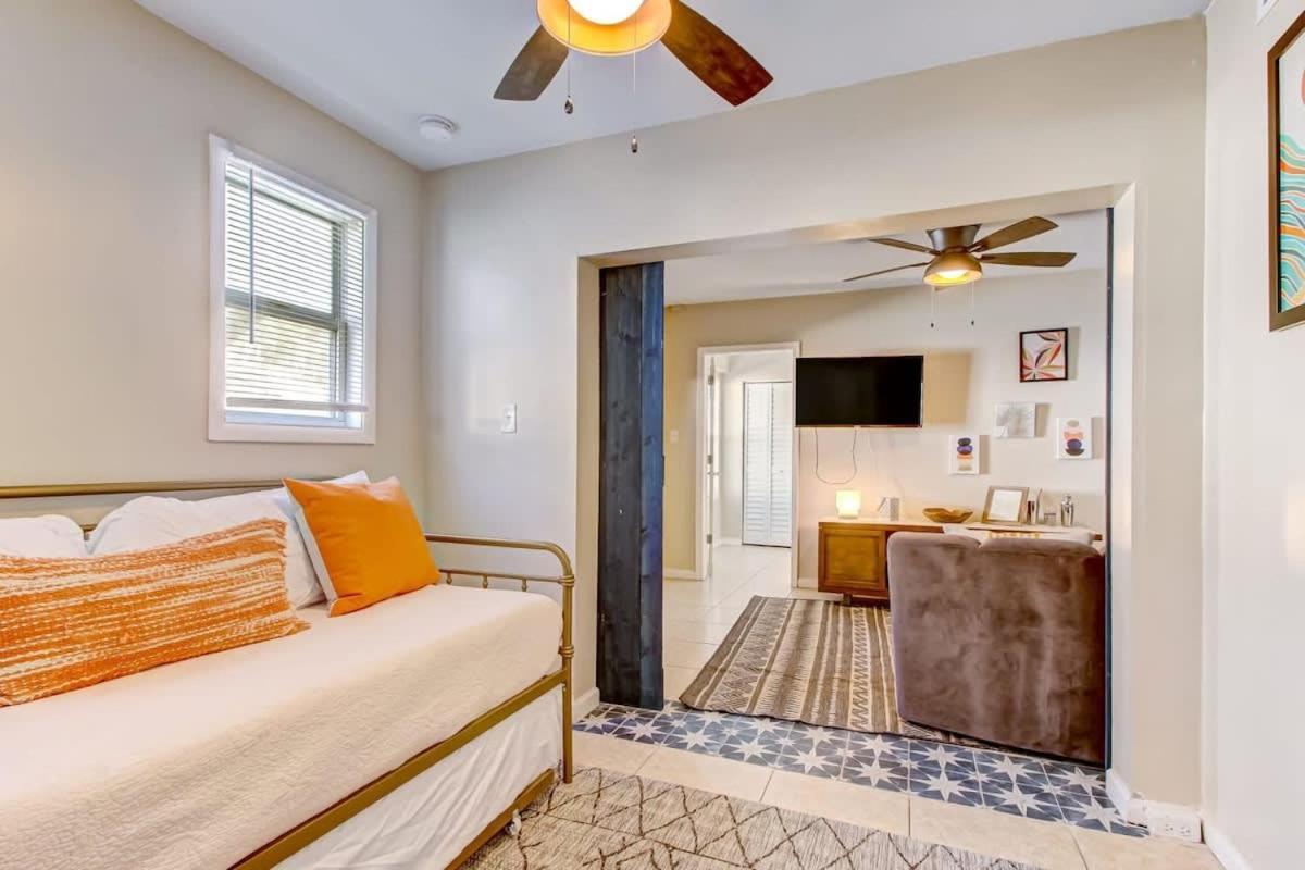 The Peachy Pearl, Private Uptown Apartment, Dog Friendly Apartment *
