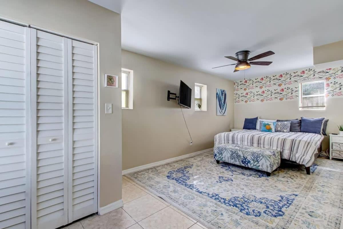 The Peachy Pearl, Private Uptown Apartment, Dog Friendly Apartment St. Augustine