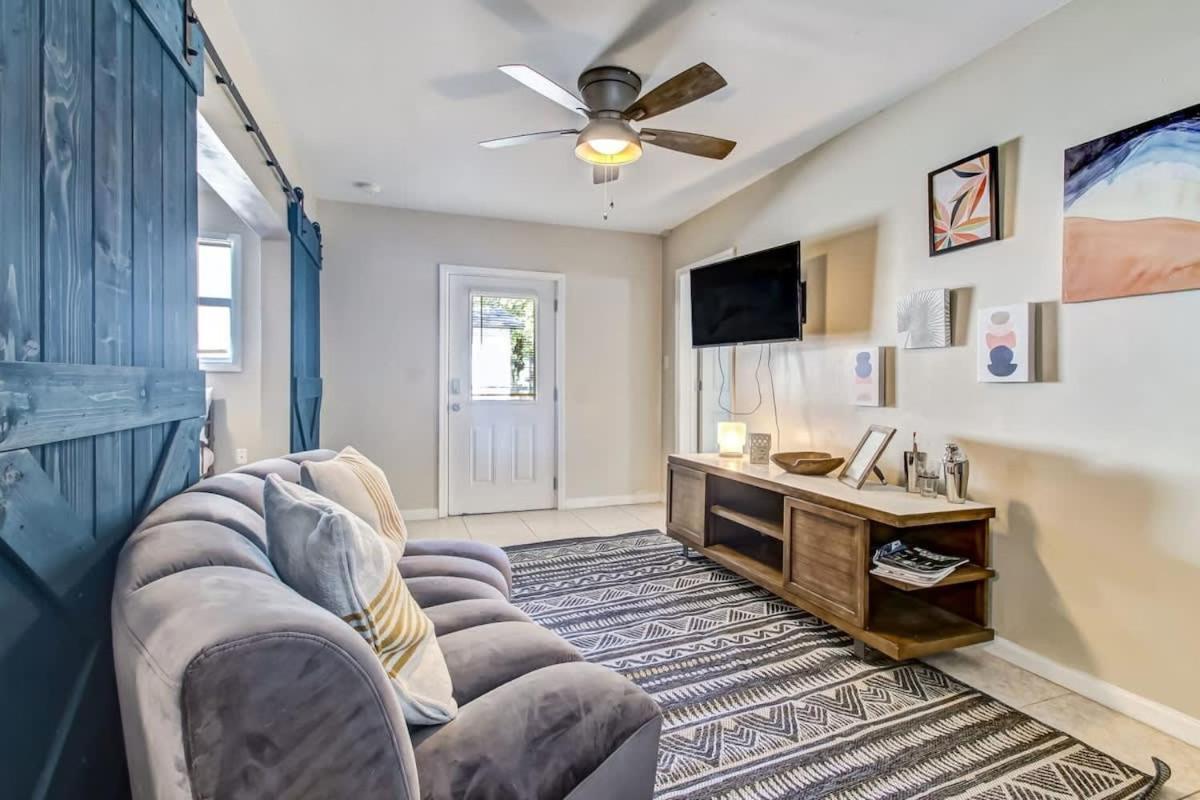 Apartment The Peachy Pearl, Private Uptown Apartment, Dog Friendly *